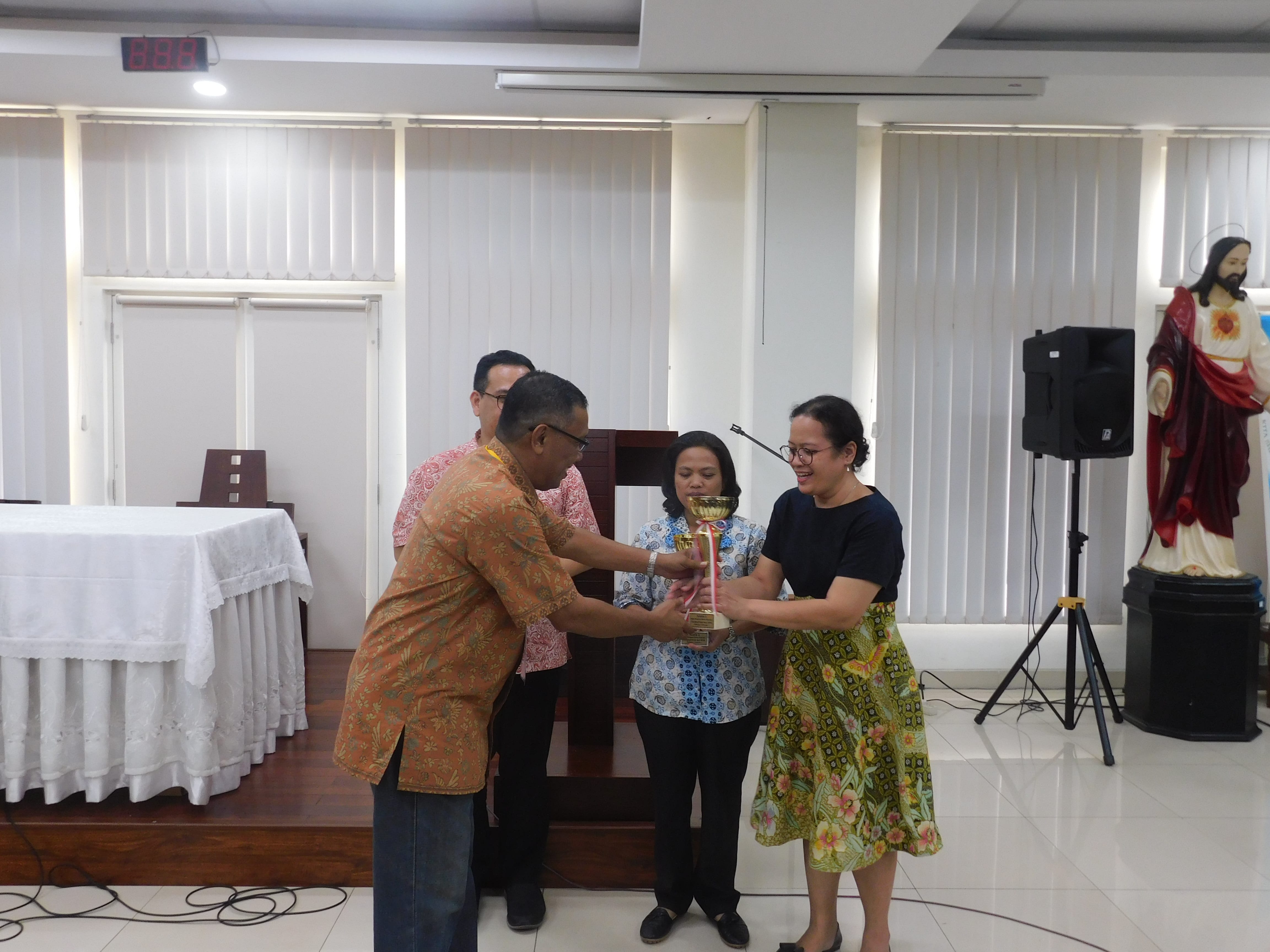 3. Juara 1 kategori Dewasa 1 Maria Yovita Ero menerima piala